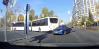 В Петербурге легковой автомобиль протаранил автобус